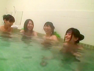 Japanese Schoolgirls' Public Shower Exposè turns you on Nippon